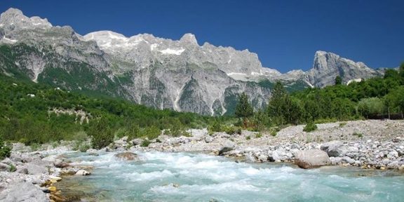 Poodhalte taje nedotčeného politického skanzenu Envera Hodži, navštivte Albánii!