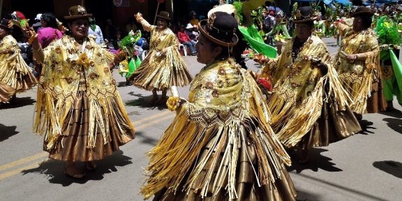 Folklórní festival v Peru: tři týdny tancování u jezera Titicaca