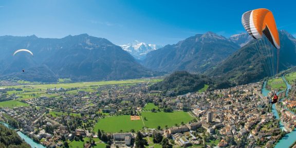 Paragliding Interlaken: pohled na alpskou krajinu z ptačí perspektivy