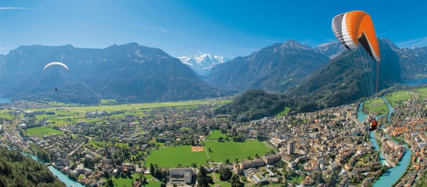 Paragliding Interlaken: pohled na alpskou krajinu z ptačí perspektivy