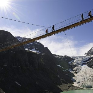 Ledovcový ráj Trift s lanovým mostem i alpskou tsunami