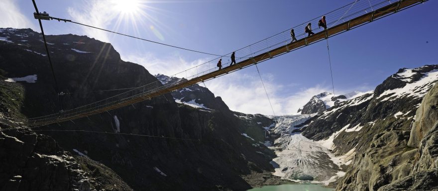 Ledovcový ráj Trift s lanovým mostem i alpskou tsunami