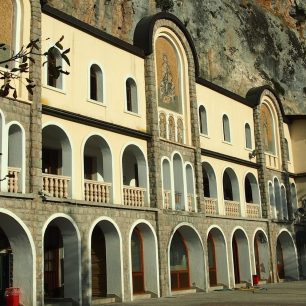 Tajemné putování do nejuctívanějšího poutního místa do kláštera Ostrog