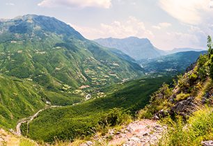 ROZHOVOR: Projekt Albánská výzva obnovuje zapomenuté horské vesničky Curraj i Epërm a Qereç v severní Albánii