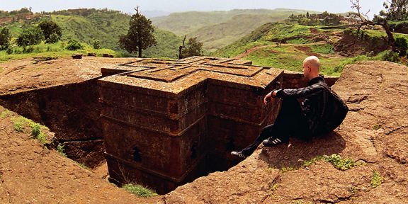 Etiopie: Kostely schované v zemi a svatí muži v růžových dekách