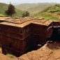 Etiopie: Kostely schované v zemi a svatí muži v růžových dekách