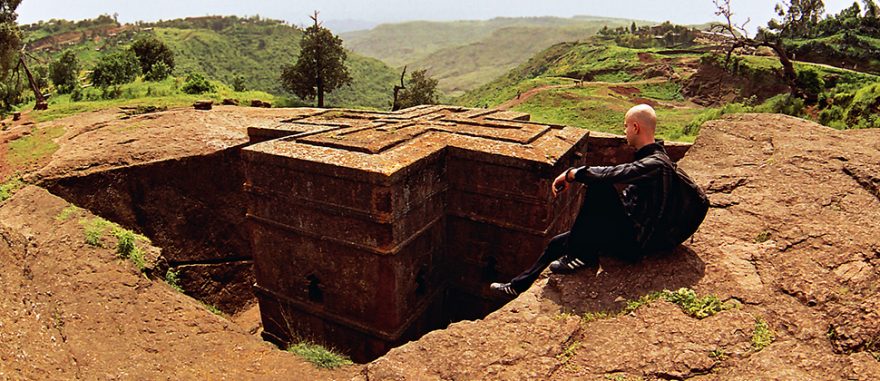 Etiopie: Kostely schované v zemi a svatí muži v růžových dekách