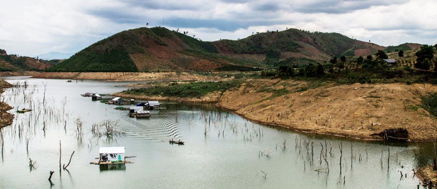 Mokrý život v plovoucí rybářské vesničce komunity Chám mezi Vietnamem a Kambodžou