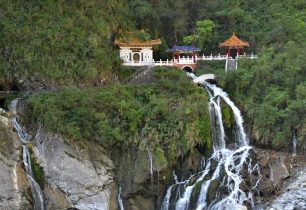 Soutěska Taroko: mramorový kaňon uprostřed džungle ukrývá vodopády, tunely i horké prameny