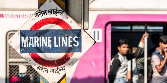 Mumbai local: Cestování pověstnými indickými příměstskými vlaky