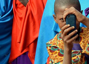 K čemu jsou Masajům mobilní telefony? Jak tradiční svět původních kmenů přichází do střetu s tím moderním 