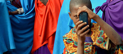 K čemu jsou Masajům mobilní telefony? Jak tradiční svět původních kmenů přichází do střetu s tím moderním