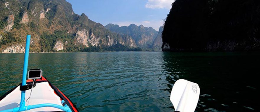 Na mořském kajaku po thajské přehradě Ratchaprapha aneb dobrodružství na dosah