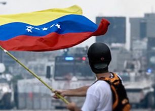 Venezuele hrozí stupňování násilí. Lidem chybí základní potraviny i léky. Protesty proti neúnosné situaci jsou brutálně potlačovány