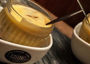 Vyhrazeno pro Hanoj: Unikátní vaječná káva s našlehaným žloutkem má utajenou recepturu
