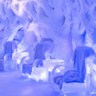 Švédský ledový hotel s pokojovou teplotou -5 stupňů,  budíčkem a horkým brusinkovým nápojem k snídani