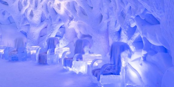 Švédský ledový hotel s pokojovou teplotou -5 stupňů, budíčkem a horkým brusinkovým nápojem k snídani