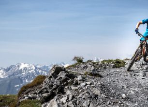 Vícedenní cyklotrasy Švýcarskem odkrývají zapomenutá údolí, vesnice i horské štíty