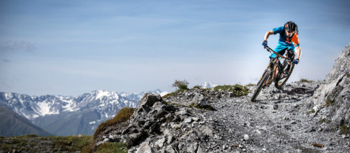 Vícedenní cyklotrasy Švýcarskem odkrývají zapomenutá údolí, vesnice i horské štíty