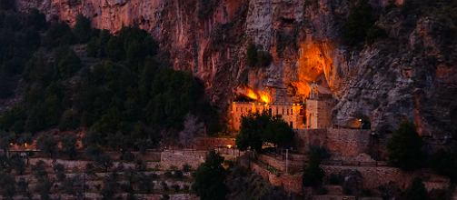 Dobrodružná cesta skrze libanonské svaté údolí Qadisha, kolem kláštera svatého Antonína až do města Tripolisu