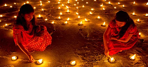 Tihar: Festival světel v Nepálu vzdává hold bohyni Laxmi. Slaví se na podzim, ale atmosféra připomíná naše Vánoce!