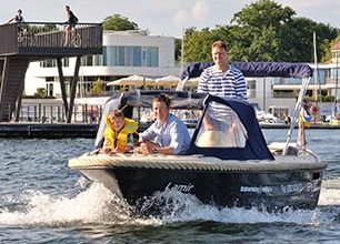 Okružní trasy kolem jezera a hladina přímo vybízející ke koupání. Zahájení sezóny v Lužické jezerní krajině