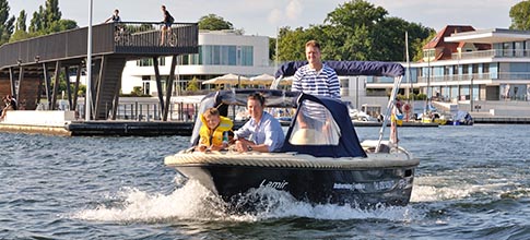 Okružní trasy kolem jezera a hladina přímo vybízející ke koupání. Zahájení sezóny v Lužické jezerní krajině