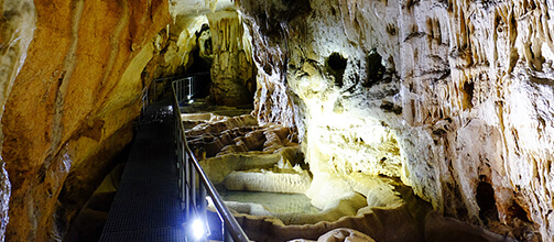 Srbské toulky okolím hornického města Majdanpek, jeskyně Rajkova pečina, skalní průrva Valja Prerast