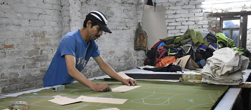 ROZHOVOR: Skoro třicet let buduje pan Aryal z Nepálu svoji firmu na výrobu oblečení a spolu s ní i svůj sen. Prodává i v Česku!