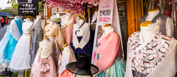 Maak leven Komkommer serveerster Tradice, které v Jižní Koreji žijí dodnes: historické oděvy, specifické  chutě a starobylá vesnička | HedvabnaStezka.cz