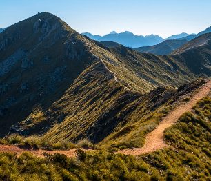 FIORDLAND: Nekonečnými pásy hor a pohádkovým pralesem Nového Zélandu
