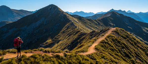 FIORDLAND: Nekonečnými pásy hor a pohádkovým pralesem Nového Zélandu