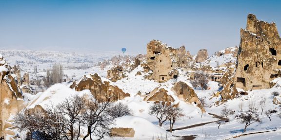 Zasněžená turecká Kapadocie přináší romantiku a vyžaduje pořádné zimní vybavení