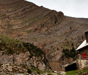 Napříč bludištěm ostrých skalních hřbetů a hlubokých roklí Pyrenejí