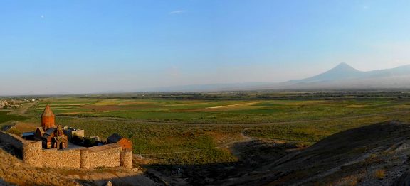 Arménské pohoří Vardenis zvedající se jako gigantická hradba zve k náročným vícedenním trekům