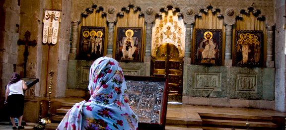 Starobylé centrum gruzínského křesťanství města Mccheta chrání opevněné kláštery i pevnost