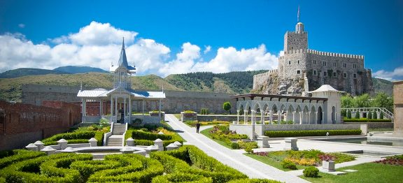 Kostely, synagogy i mešity, paláce, opevnění a zahrady – to vše najdete krásně pohromadě v gruzínském městě Akhaltsikhe
