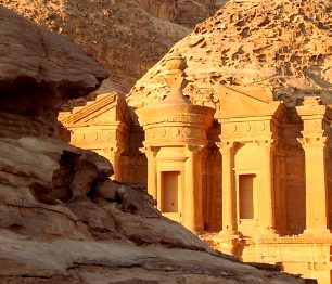 Hornatá pustina pohostinného Jordánska v sobě ukrývá pouštní krásky Petra a Wadi Rum