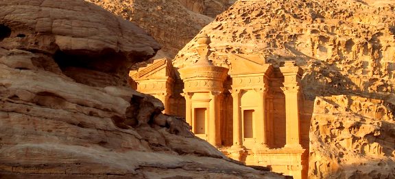 Hornatá pustina pohostinného Jordánska v sobě ukrývá pouštní krásky Petra a Wadi Rum