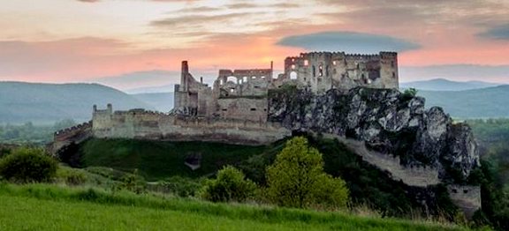 Krásy Trenčínského kraje – kraj hradů a zámků i aktivní dovolené