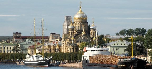 Ruský Petrohrad je městem impozantních paláců a muzeí i bezpočtu vodních kanálů a butiků luxusních značek