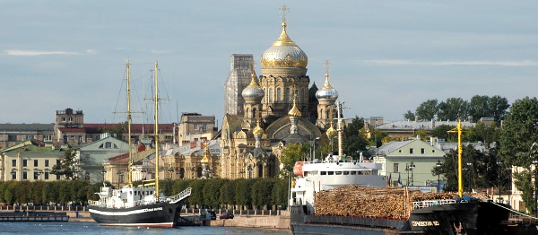 Ruský Petrohrad je městem impozantních paláců a muzeí i bezpočtu vodních kanálů a butiků luxusních značek