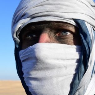 REPORTÁŽ: O bláznivé jízdě Saharou na nejdelším vlaku světa plném prachu