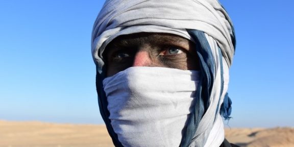 REPORTÁŽ: O bláznivé jízdě Saharou na nejdelším vlaku světa plném prachu
