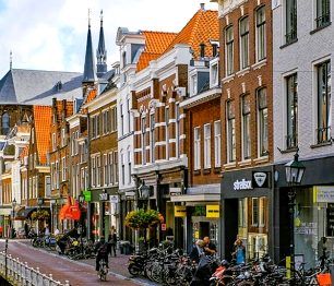 Královské paláce, severské vesničky i architektonická moderna aneb objevte méně zmámé kouty Holandska