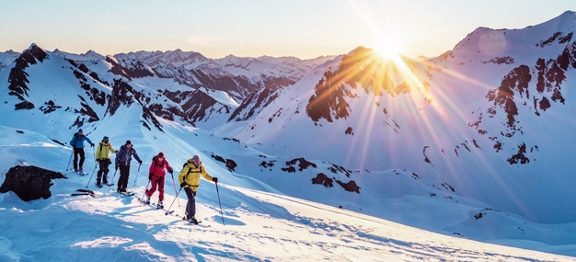 Třídenní skitouring zasněženými švýcarskými horami z Andermattu do italského kantonu Ticino