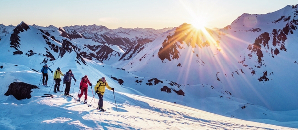 Třídenní skitouring zasněženými švýcarskými horami z Andermattu do italského kantonu Ticino