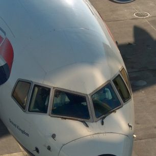 Jídlo v letadle: Kdy se dočkáte jen vody, kdy bagety a kdy vícechodového menu?