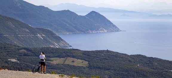 I Korsiku můžete objevovat udržitelným způsobem. Poznejte ji na elektrokole!