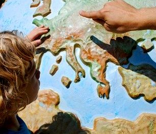 Jak nás mapy světa od mala uvádí v celoživotní omyl!